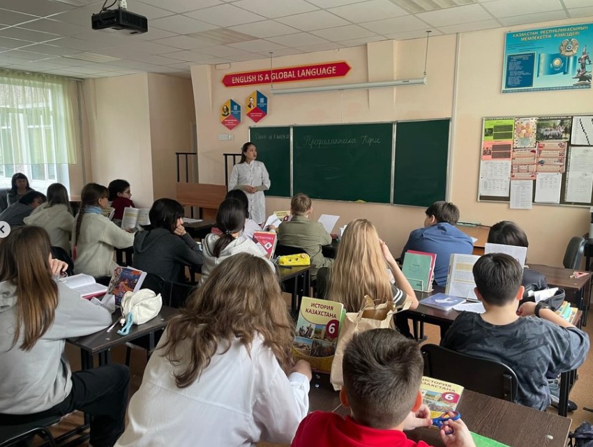 Врач городской поликлиники №3 Куандыков С.Т. и медсестра Аубакирова С.Х. провели семинар для учащихся 6 класса частной школы «Арман» на тему «Профилактика кори». В ходе семинара были разъяснены признаки заболевания, пути передачи инфекции и меры профилакт